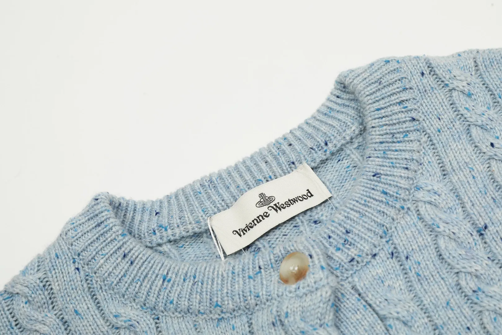 vivienne west wood Vivienne heavy-duty twist multi-color classic cardigan knitted sweater wool 2024 autumn latest style 🧩 15% merino cotton wool 85% wool blend 🧩Correct Italian 🇮🇹100% wool washed wheat logo Size: S -M- L Color: White Dark Gray Blue